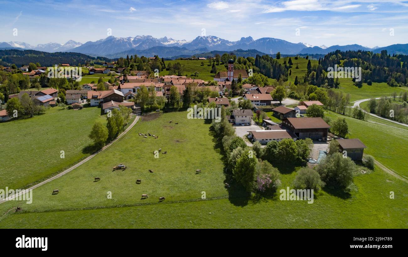 Vista del villaggio di Seeg nel Allgäu, sullo sfondo le Alpi Allgäu, Swabia, Baviera, Germania, Europa Foto Stock