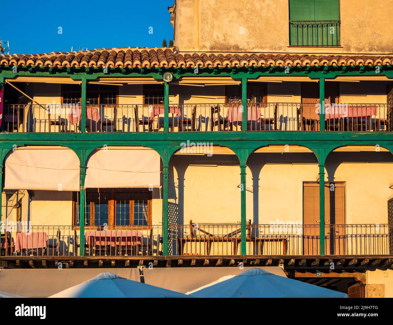 Facciate tipiche con balconi in legno nella piazza principale di Chinchón. Foto Stock