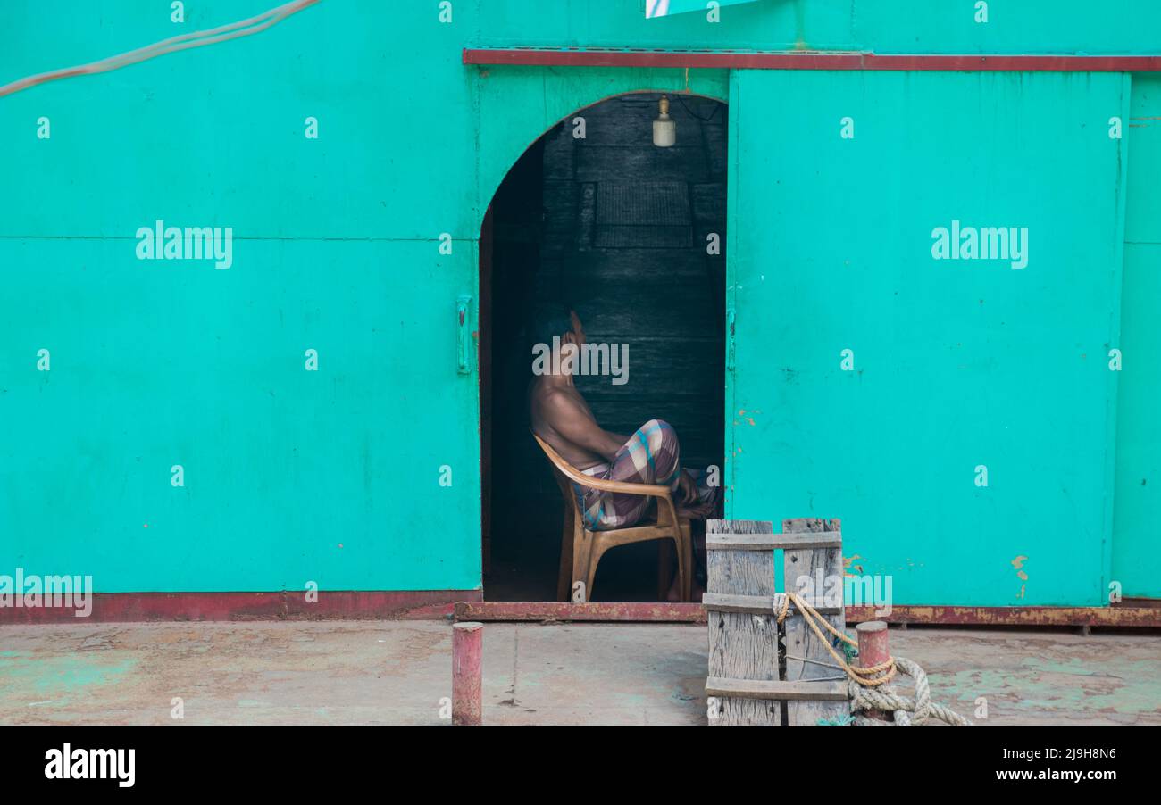 Bangladesh. 22nd maggio 2022. La casa di riposo galleggiante meno a buon mercato al mondo in riva al fiume Burigongga. È possibile affittare una camera per soli 05-10 centesimi (BD 50-100taka. (Credit Image: © Md. Noor Hossain/Pacific Press via ZUMA Press Wire) Foto Stock