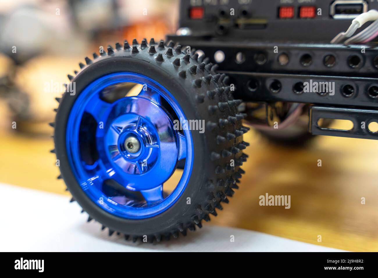 auto robot programmabile per bambini sotto forma di piattaforma su ruote Foto Stock