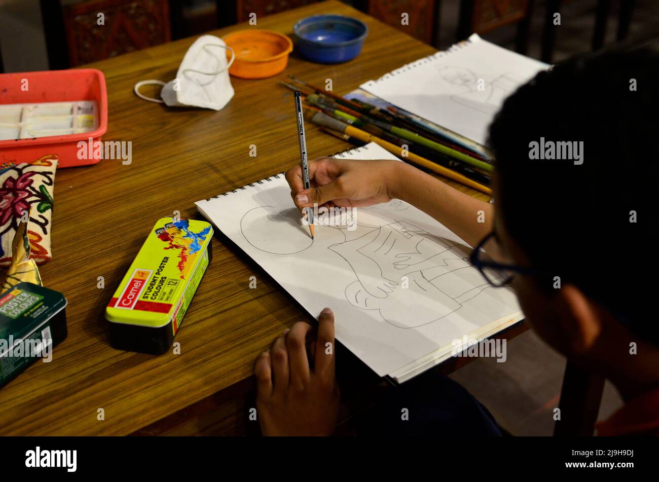 Kolkata, Bengala Occidentale, India. 23rd maggio 2022. Un bambino autistico attira come partecipa ad un laboratorio d'arte lunedi all'interno di un Museo Indiano a Kolkata, India, 23 maggio, 2022. (Credit Image: © Infranil Aditya/ZUMA Press Wire) Foto Stock