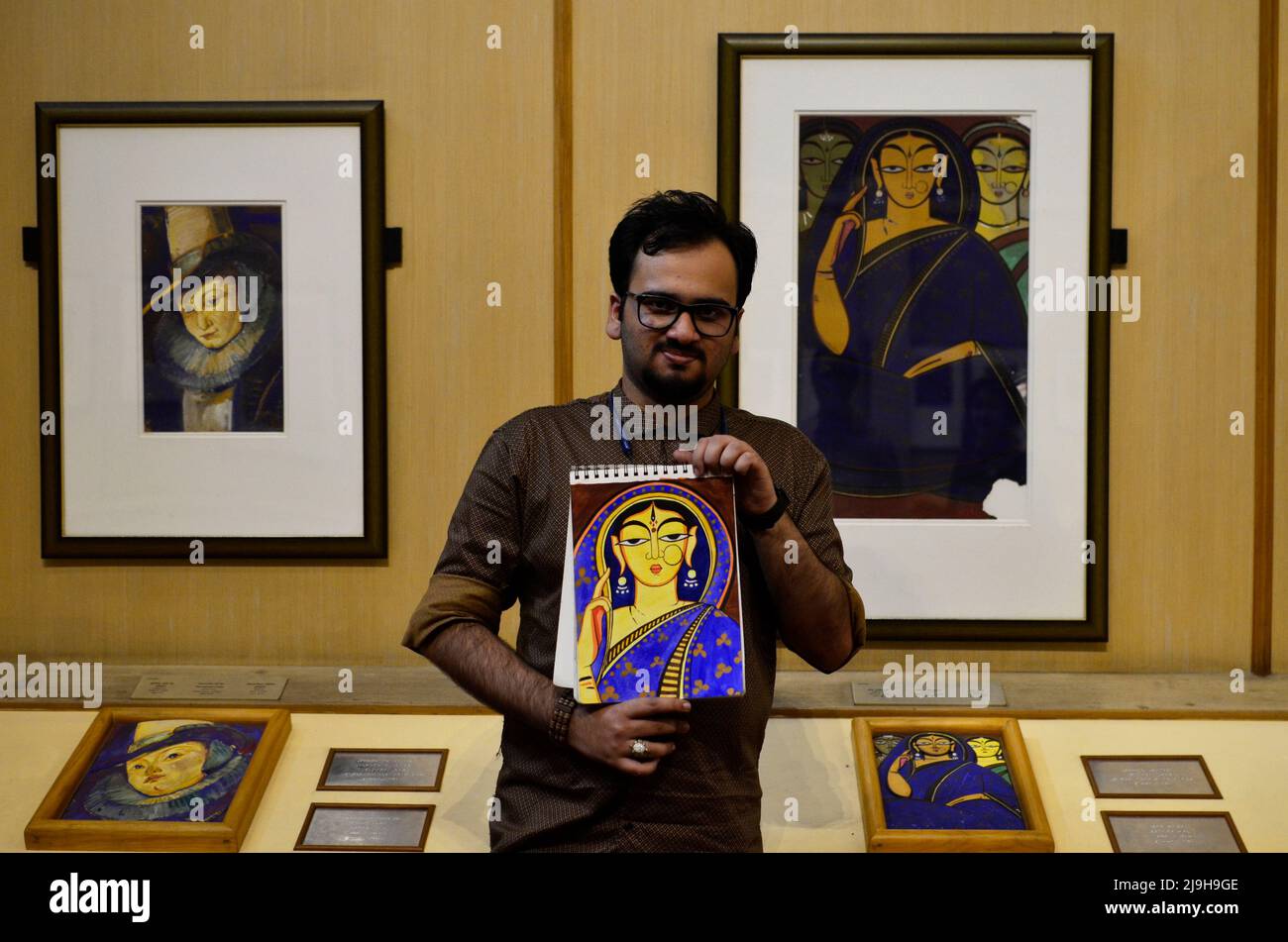 Kolkata, Bengala Occidentale, India. 23rd maggio 2022. Un bambino autistico disegna un dipinto di uno stile di pittura di Jamini Ray mentre partecipa ad un laboratorio di moday all'interno di un Museo Indiano a Kolkata, India, 23 maggio 2022. (Credit Image: © Infranil Aditya/ZUMA Press Wire) Foto Stock