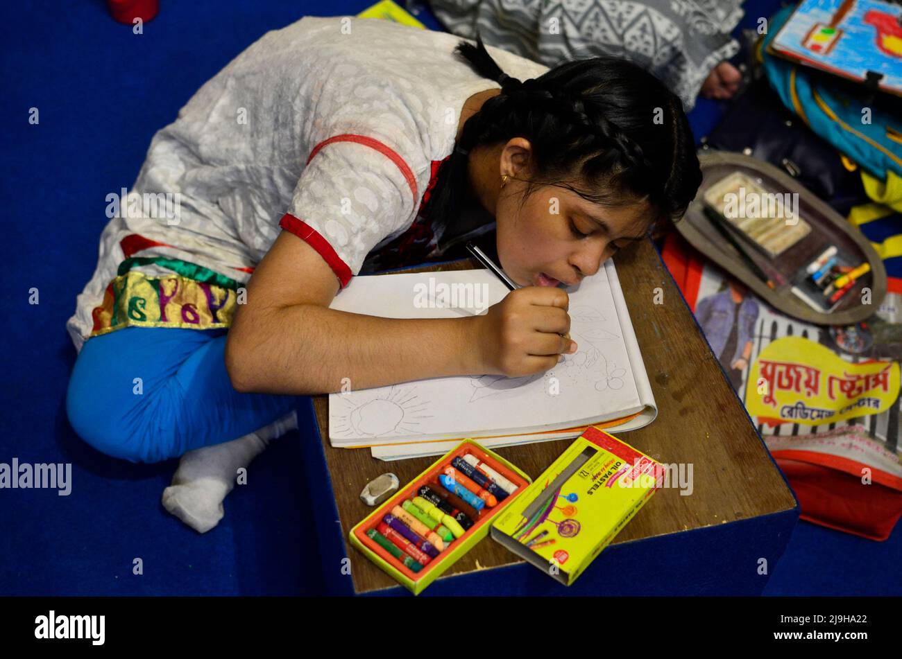 Kolkata, Bengala Occidentale, India. 23rd maggio 2022. Un bambino autistico attira come lei partecipa ad un laboratorio di arte lunedi all'interno di un Museo Indiano a Kolkata, India, 23 maggio, 2022. (Credit Image: © Infranil Aditya/ZUMA Press Wire) Foto Stock