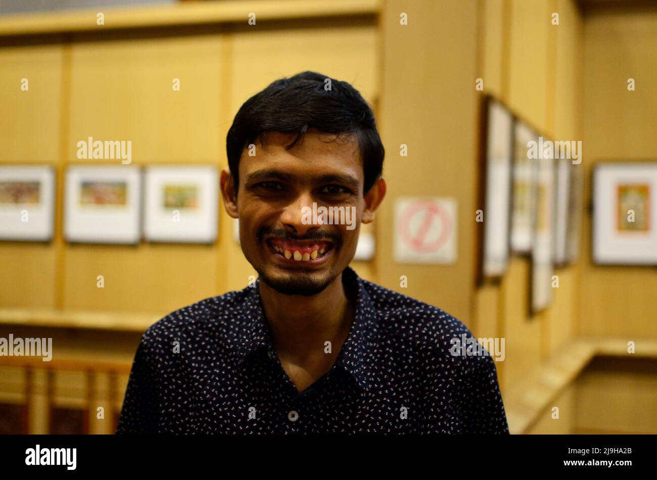Kolkata, Bengala Occidentale, India. 23rd maggio 2022. Un bambino autistico sorride partecipando a un laboratorio di motoday all'interno di un Museo Indiano a Kolkata, India, 23 maggio 2022. (Credit Image: © Infranil Aditya/ZUMA Press Wire) Foto Stock