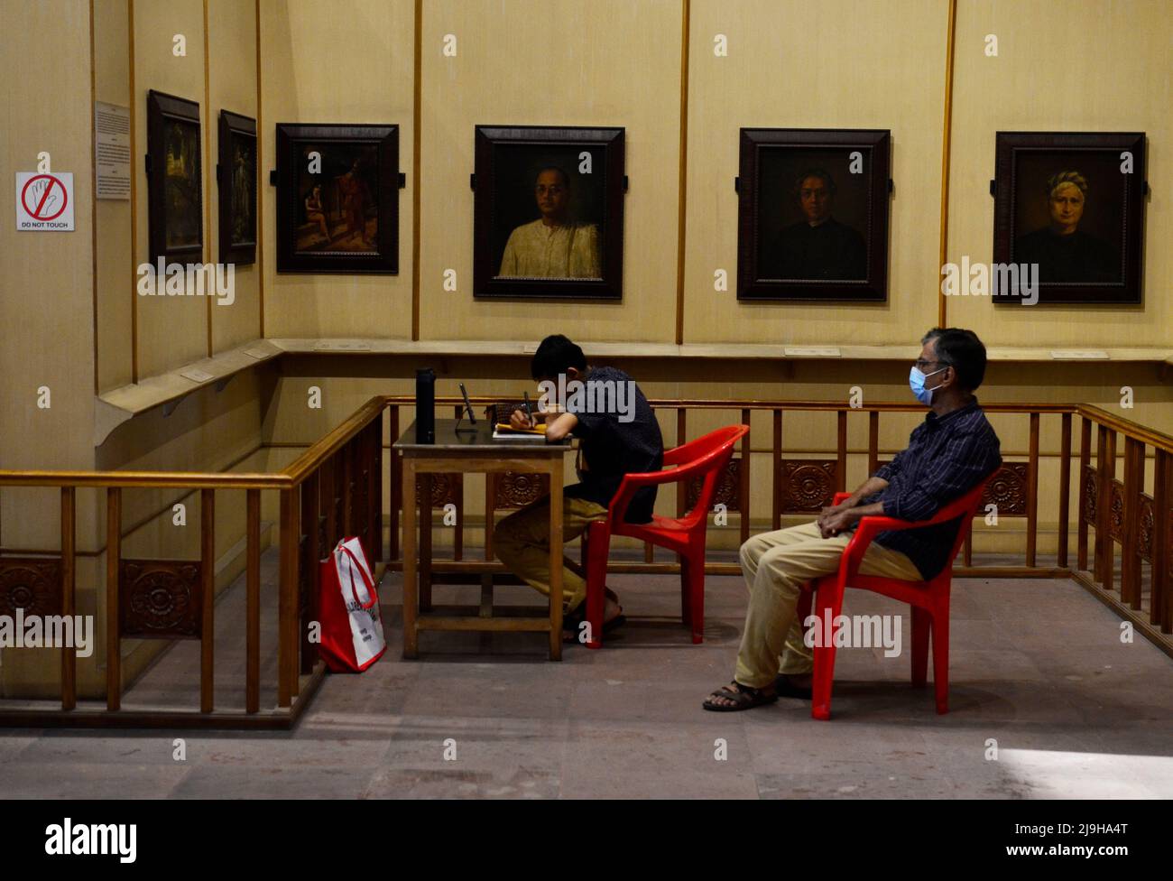 Kolkata, Bengala Occidentale, India. 23rd maggio 2022. Un bambino autistico attira come partecipa ad un laboratorio di moday all'interno di un Museo Indiano a Kolkata, India, 23 maggio 2022. (Credit Image: © Infranil Aditya/ZUMA Press Wire) Foto Stock