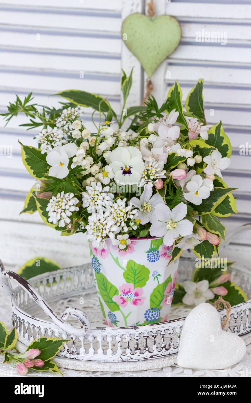 bouquet di fiori di primavera bianchi in tazza come decorazione floreale Foto Stock