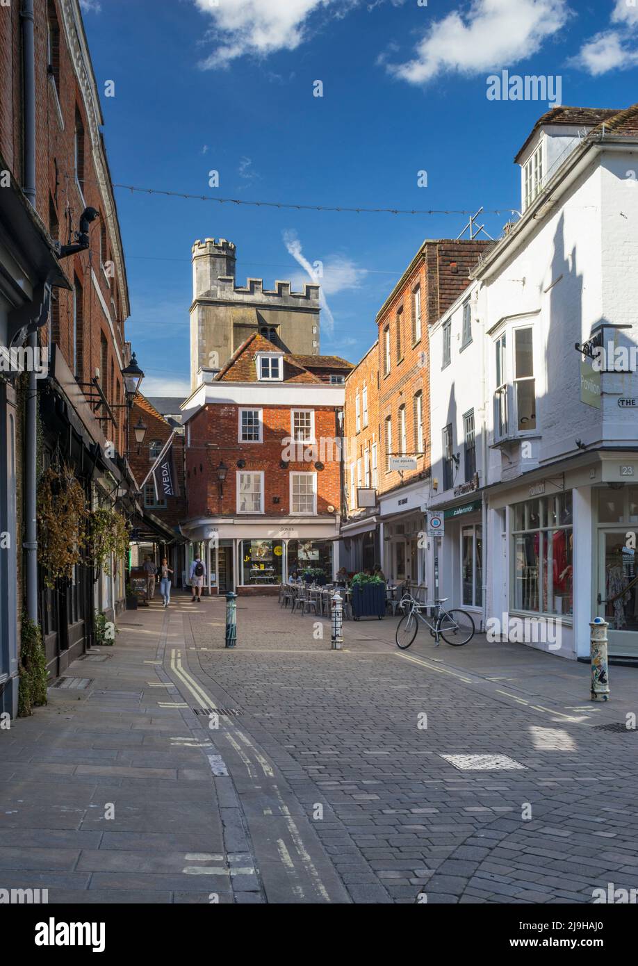 La Piazza e la torre della Chiesa di San Lorenzo a Winchester, Hampshire, Inghilterra Foto Stock