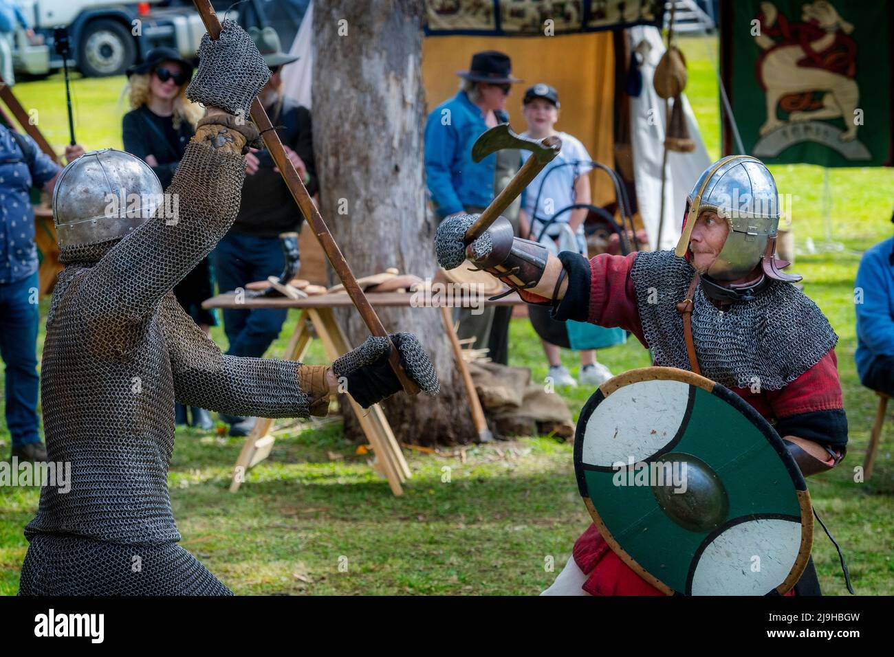 I guerrieri in catena di posta intraprendono il combattimento medievale al torneo storico di re-enactment. Glen Innes Celtic Festival, New South Wales Australia Foto Stock