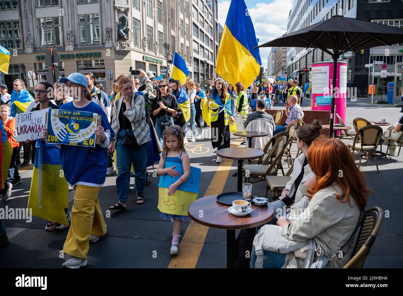 22.05.2022, Berlino, Germania, Europa - manifestanti, rifugiati, Attivisti e sostenitori camminano lungo Friedrichsstrasse durante una protesta 'Arch with Ukraine'. Foto Stock
