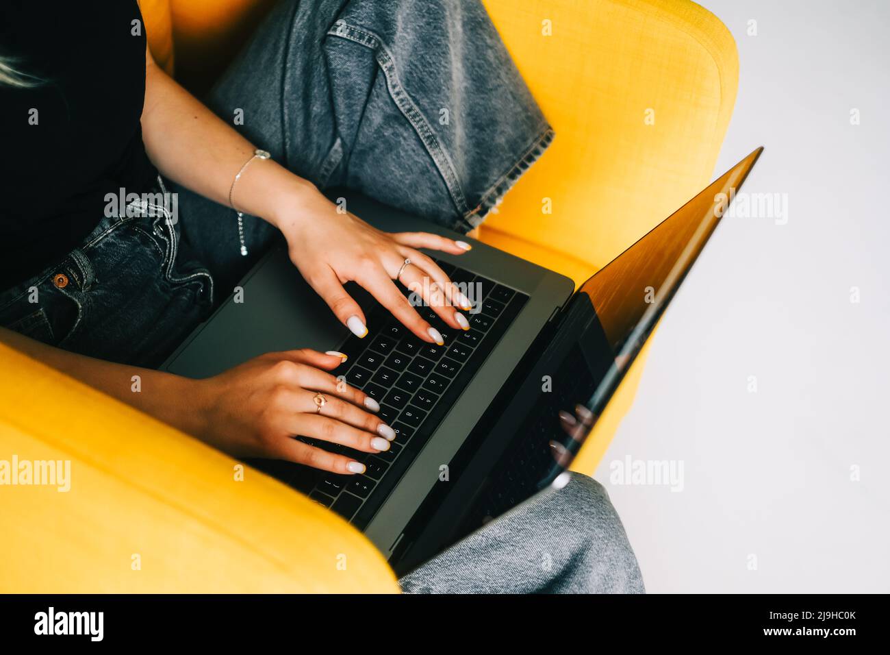 Giovane donna sviluppatore mobile scrive il codice del programma su un computer, lavoro del programmatore. Foto Stock