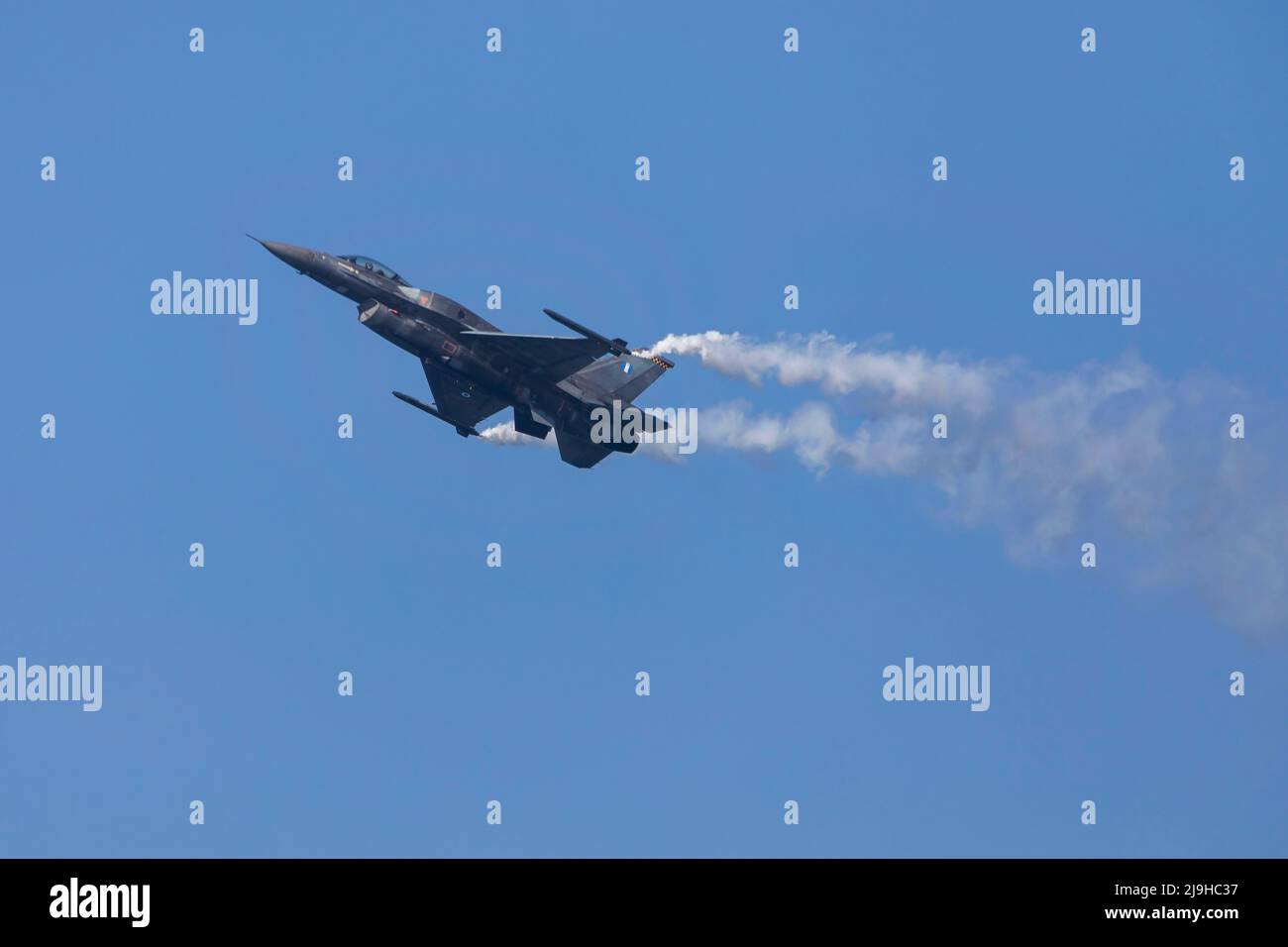 Salonicco, Grecia - 28 ottobre 2021: F-16 aereo da guerra in volo durante la parata militare per celebrare la liberazione di Salonicco Foto Stock