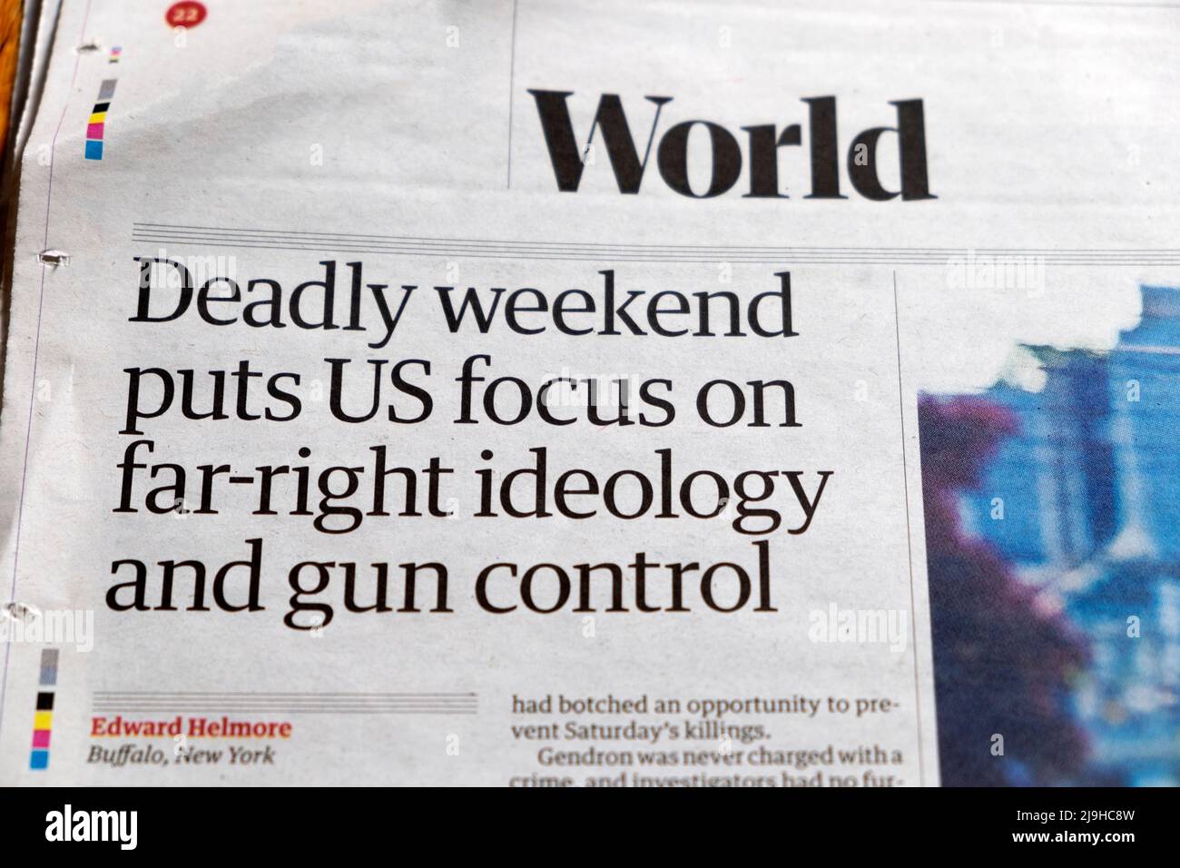 "Il fine settimana felice pone l'attenzione degli Stati Uniti sull'ideologia di estrema destra e sul controllo delle armi" titolo del quotidiano Guardian US Buffalo NY Attack Clipping 17 maggio 2022 Londra UK Foto Stock