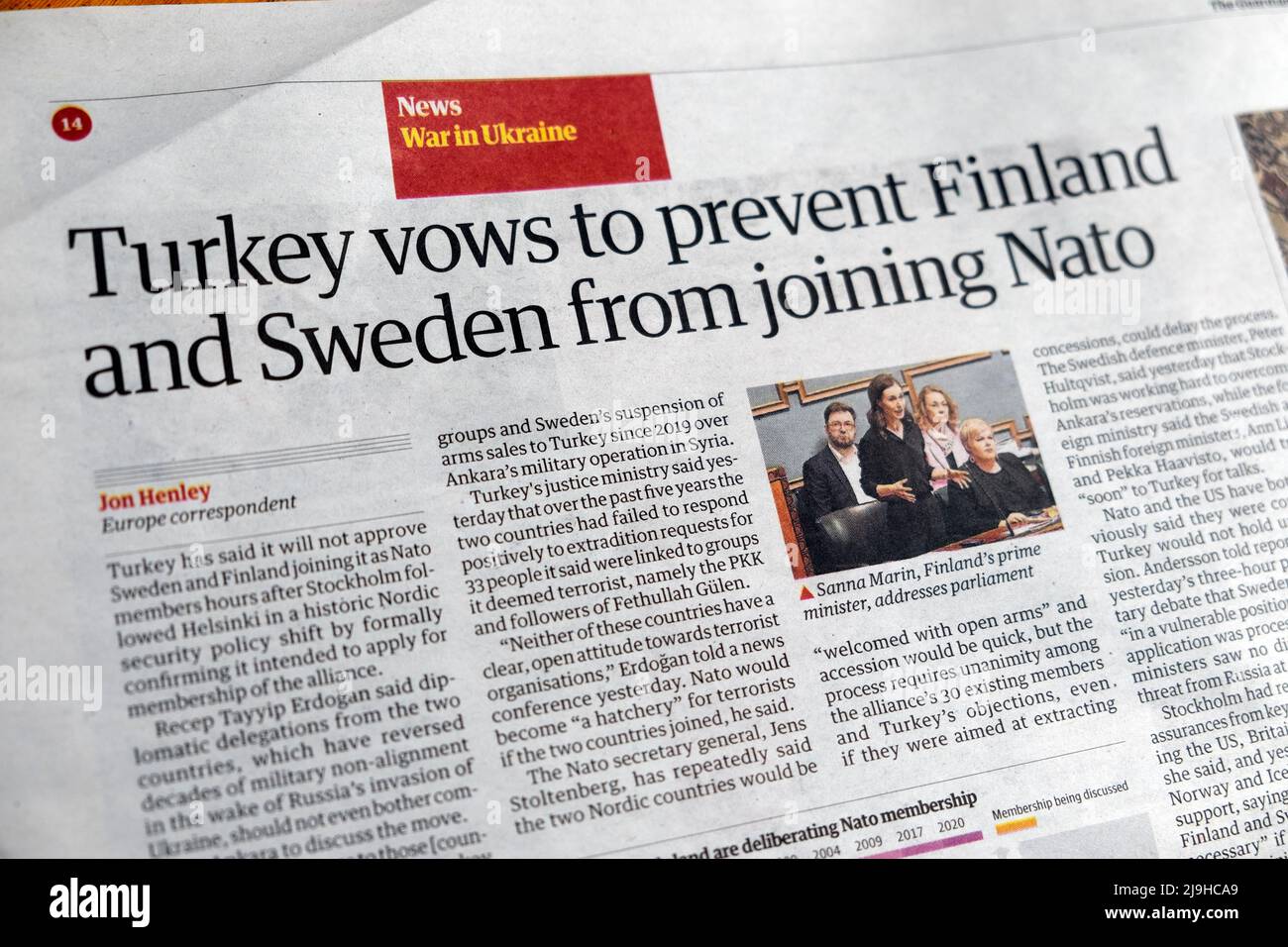 "La Turchia si è dichiarata a impedire che la Finlandia e la Svezia aderiscano alla guerra dei titoli del giornale Guardian della NATO in Ucraina, tagliando il 17 maggio 2022 Londra Gran Bretagna Foto Stock