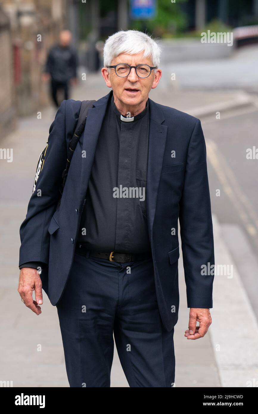 Il vicario della Chiesa d'Inghilterra, don Stephen Sizer, lascia un tribunale disciplinare presso il St Andrew's Courtroom, nel centro di Londra. Data foto: Lunedì 23 maggio 2022. Foto Stock