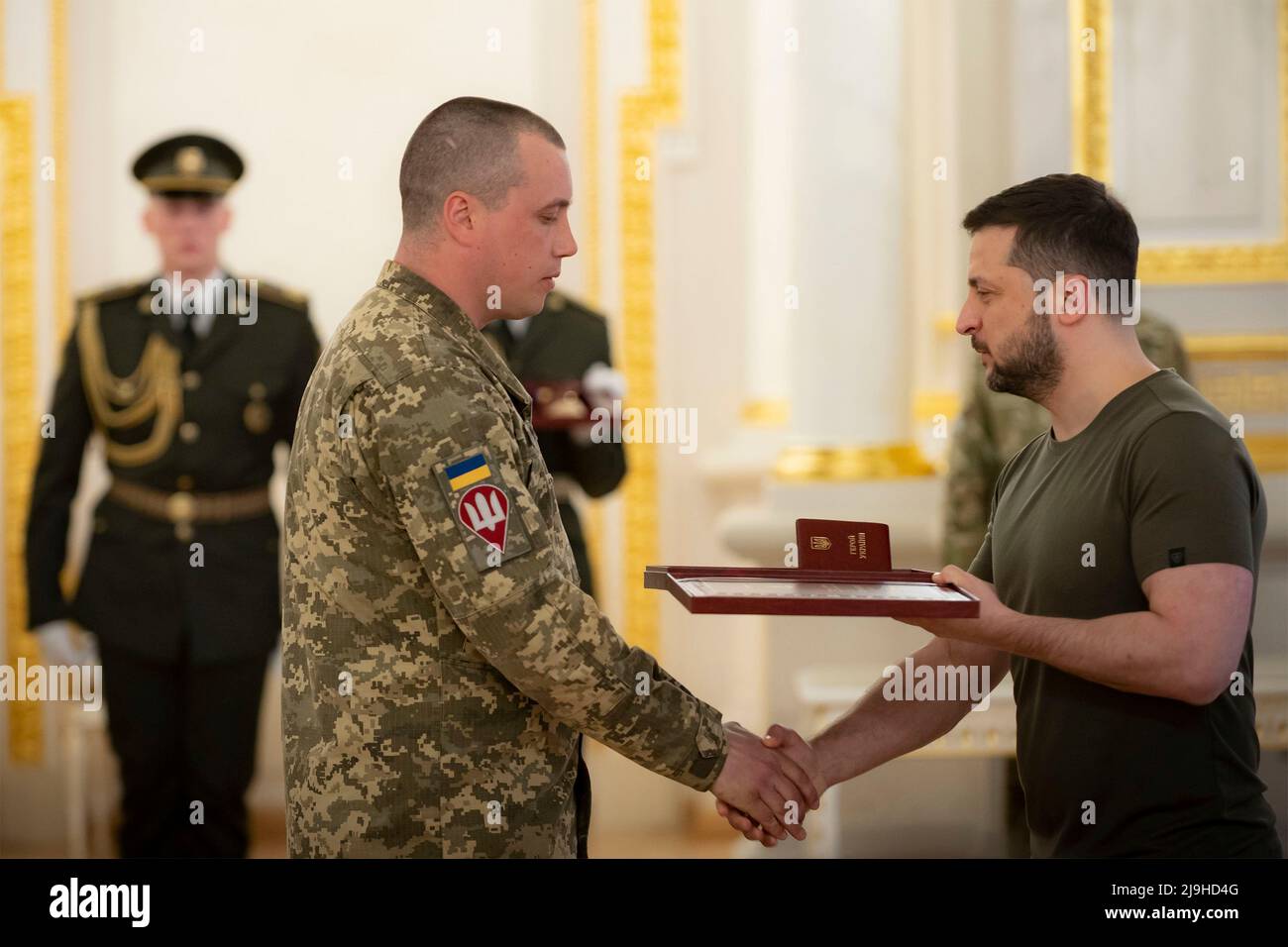 Kiev, Ucraina. 23rd maggio 2022. Il presidente ucraino Volodymyr Zelenskyy, a destra, presenta gli ordini della Stella d'Oro ad un Eroe d'Ucraina durante una cerimonia nella Sala Bianca degli Eroi al palazzo Mariyinsky, 23 maggio 2022 a Kiev, Ucraina. Credit: Sarsenov Daniiar/Ukrainian Presidential Press Office/Alamy Live News Foto Stock