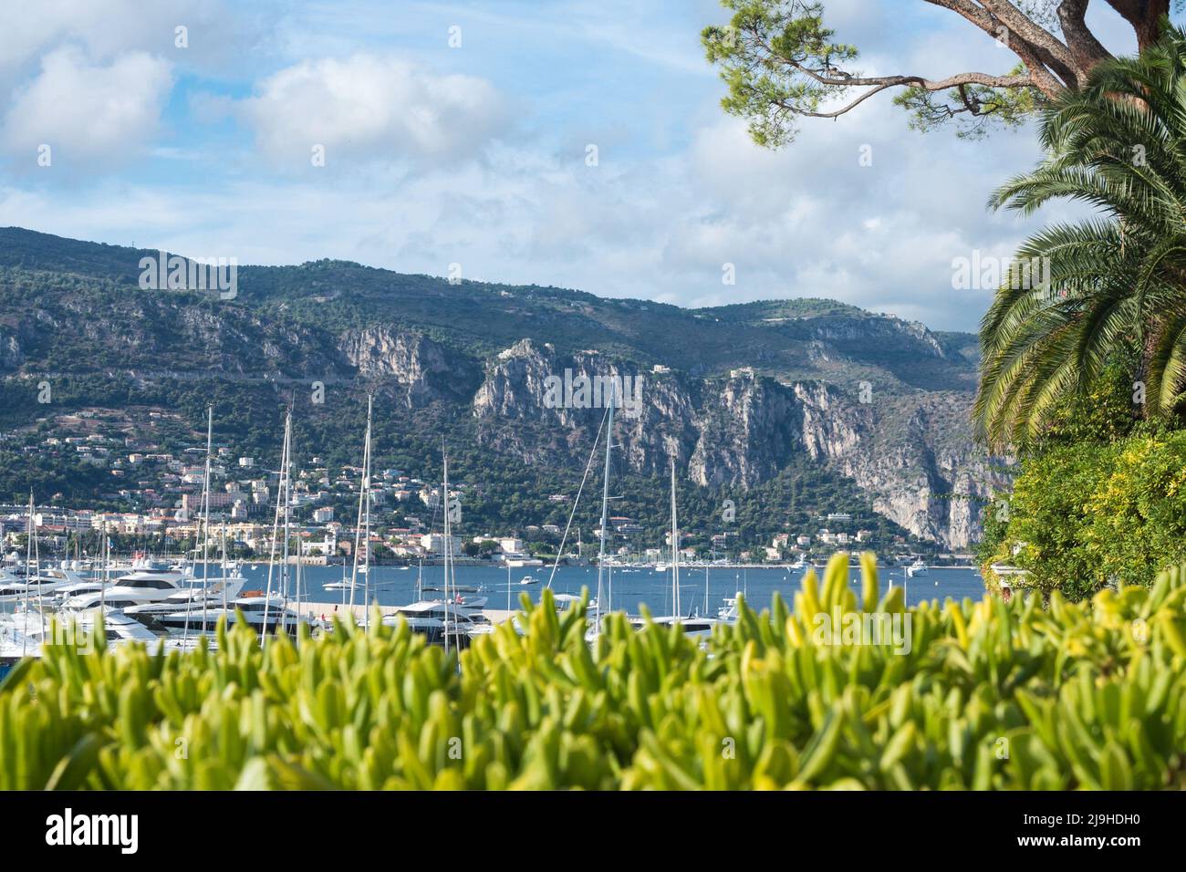 Parcheggio di yacht e barche nella località della Costa Azzurra nella regione di Provence Saint-Jean-Cap-Ferrat. Costa Azzurra. Vita ricca. Foto Stock