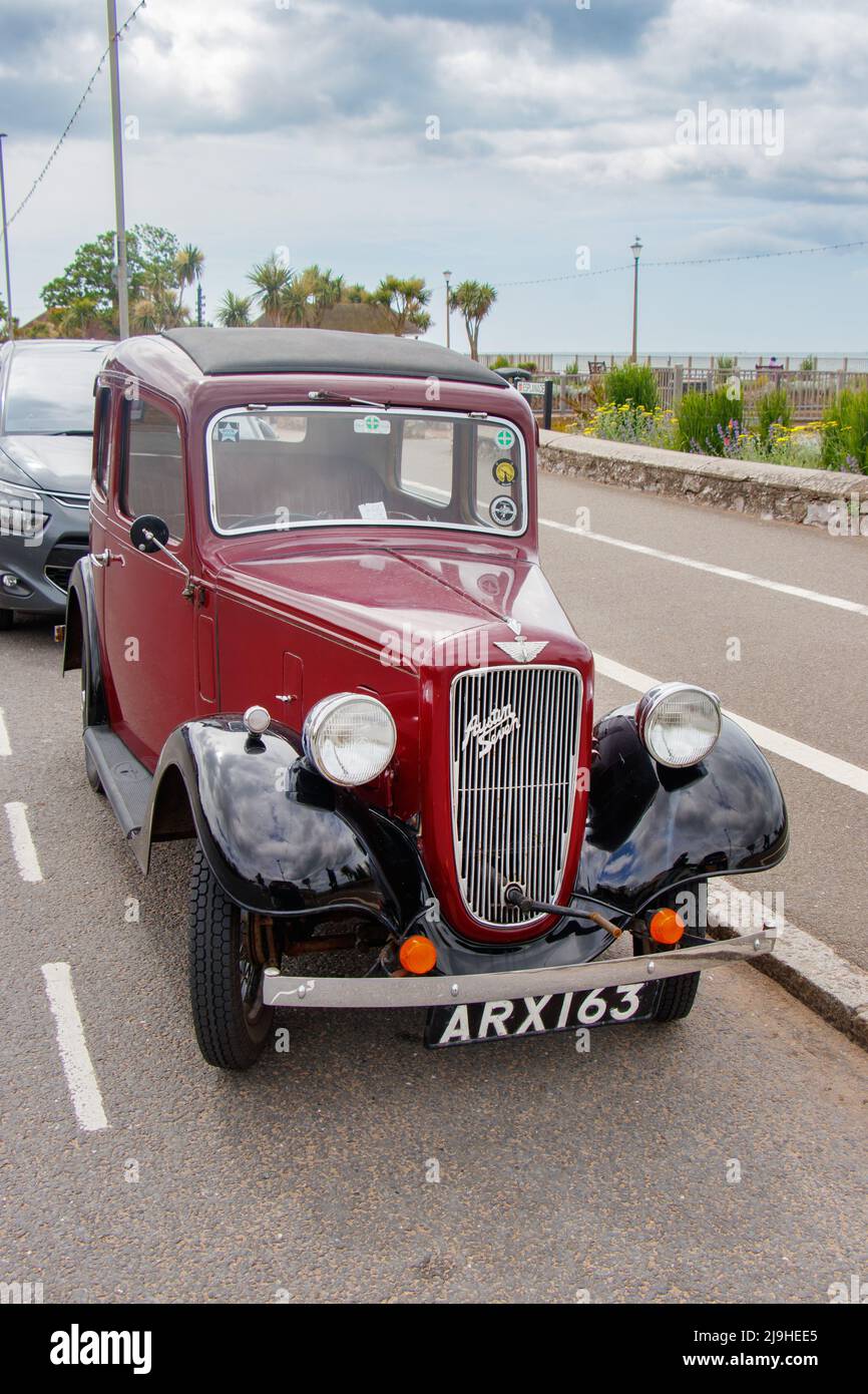 Vista frontale 1930s vintage maroon Austin Seven New Ruby in Exmouth Devon UK anche conosciuto come il Baby Austin Foto Stock