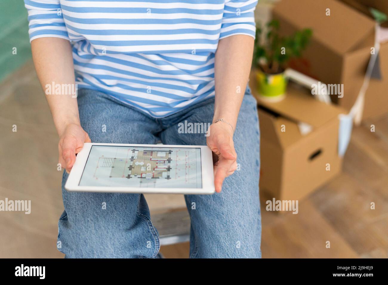 Il proprietario di casa che esamina il progetto su un tablet PC Foto Stock