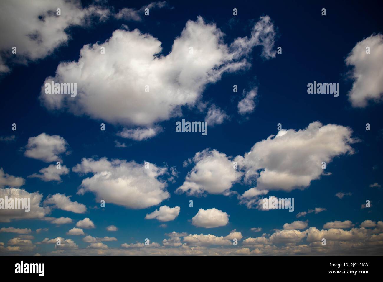 Cielo blu scuro con nuvole Foto Stock