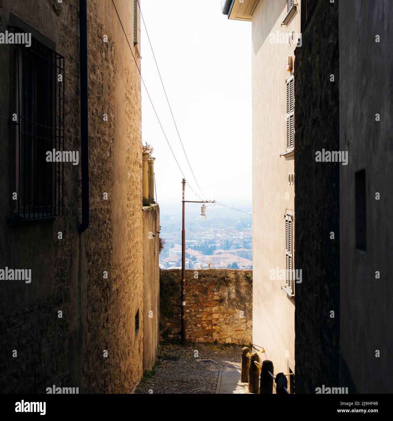 Vicolo scuro e vuoto stretto tra gli edifici Foto Stock