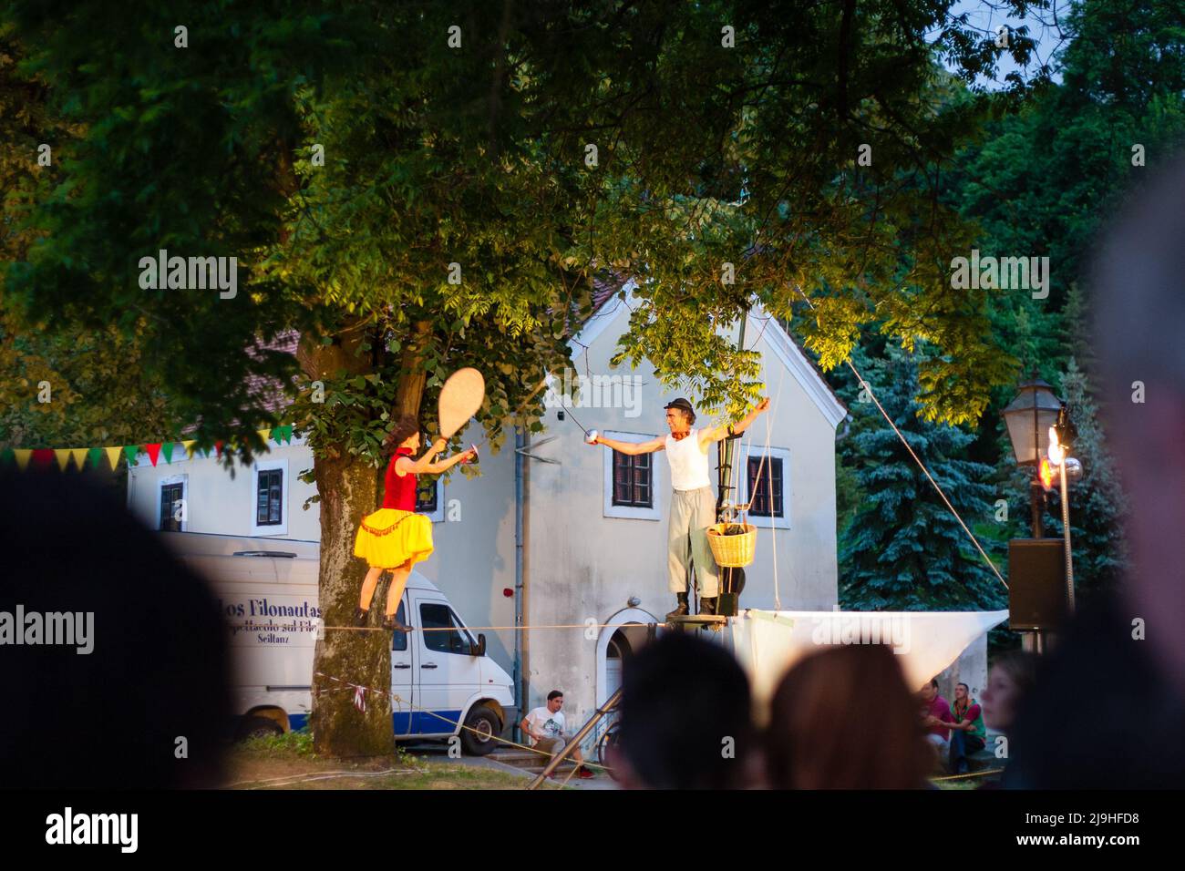 Samobor, Croazia - 05 21 2022 : Los Filonautas su Cufus, Circus Street festival in Samobor 2022 Foto Stock