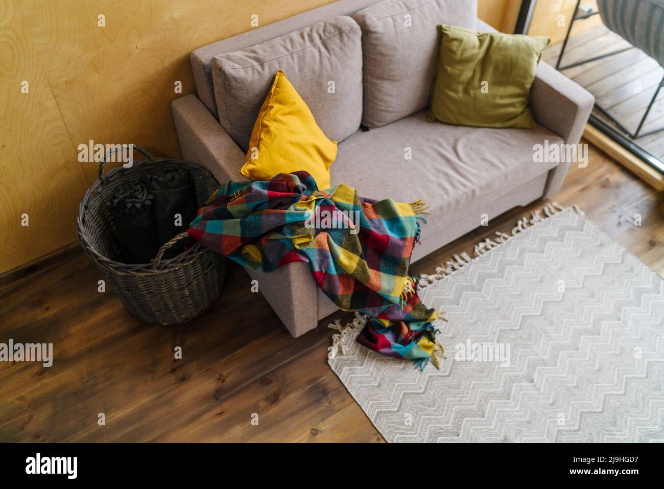 Coperta colorata sul divano vuoto Foto Stock