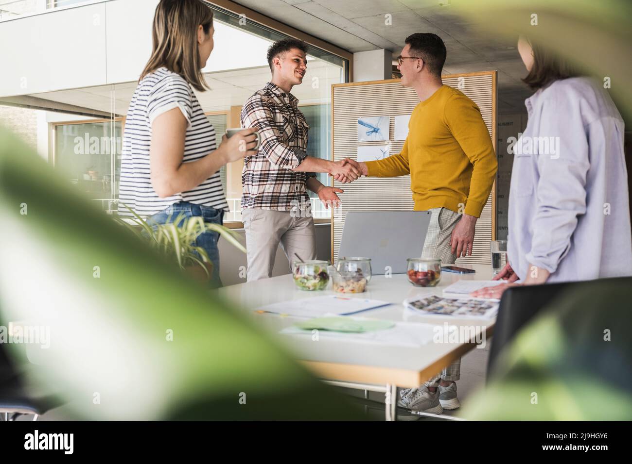 Due imprenditori stringono le mani in office Foto Stock