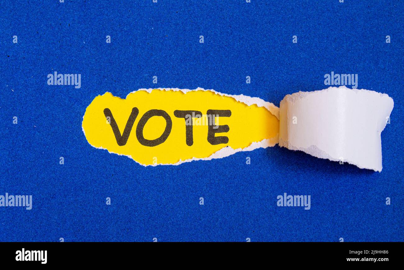 Carta strappata con iscrizione di voto. Concetto di voto per le elezioni politiche. Foto Stock