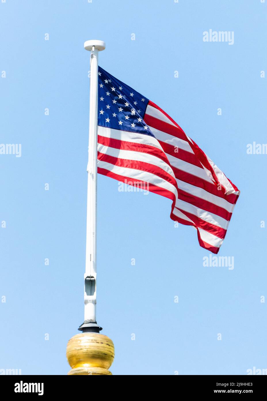 La bandiera degli Stati Uniti d'America in una leggera brezza. Bandiera montata sulla parte superiore di un campanile. Foto Stock