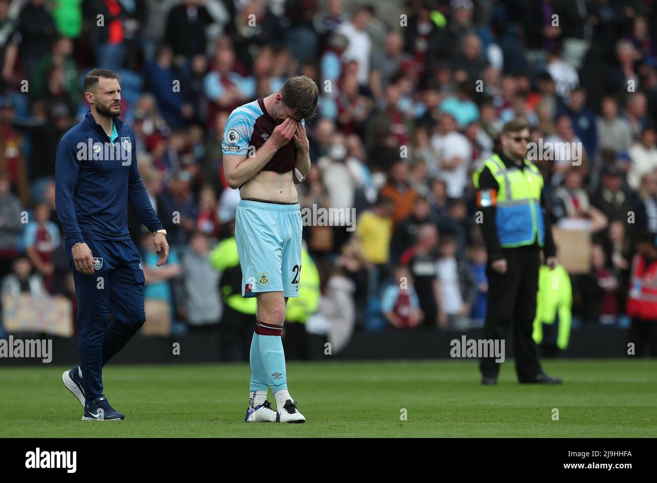 BURNLEY, REGNO UNITO. MAGGIO 22nd Nathan Collins di Burnley in lacrime dopo la loro sconfitta e retrocessione durante la partita della Premier League tra Burnley e Newcastle United a Turf Moor, Burnley domenica 22nd maggio 2022. (Credit: Mark Fletcher | MI News) Credit: MI News & Sport /Alamy Live News Foto Stock
