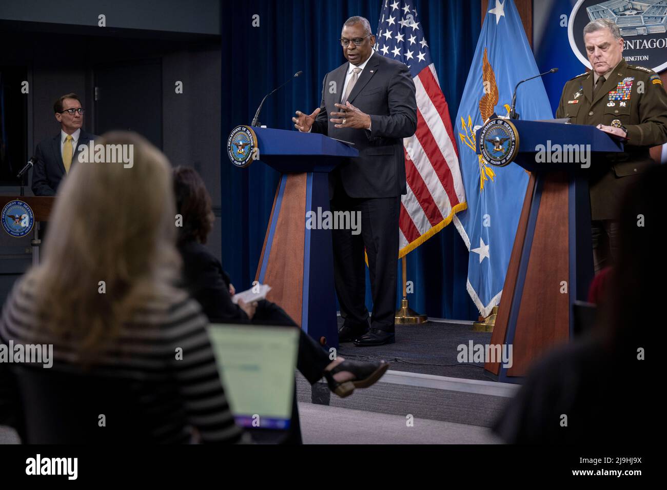 Arlington, Stati Uniti d'America. 23rd maggio 2022. Arlington, Stati Uniti d'America. 23 maggio 2022. Il Segretario della Difesa degli Stati Uniti Lloyd Austin, a sinistra, risponde a una domanda durante un briefing stampa a seguito di un incontro del Gruppo di contatto della Difesa ucraino al Pentagono, 23 maggio 2022 ad Arlington, Virginia. Credito: TSgt. Jack Sanders/DOD/Alamy Live News Foto Stock