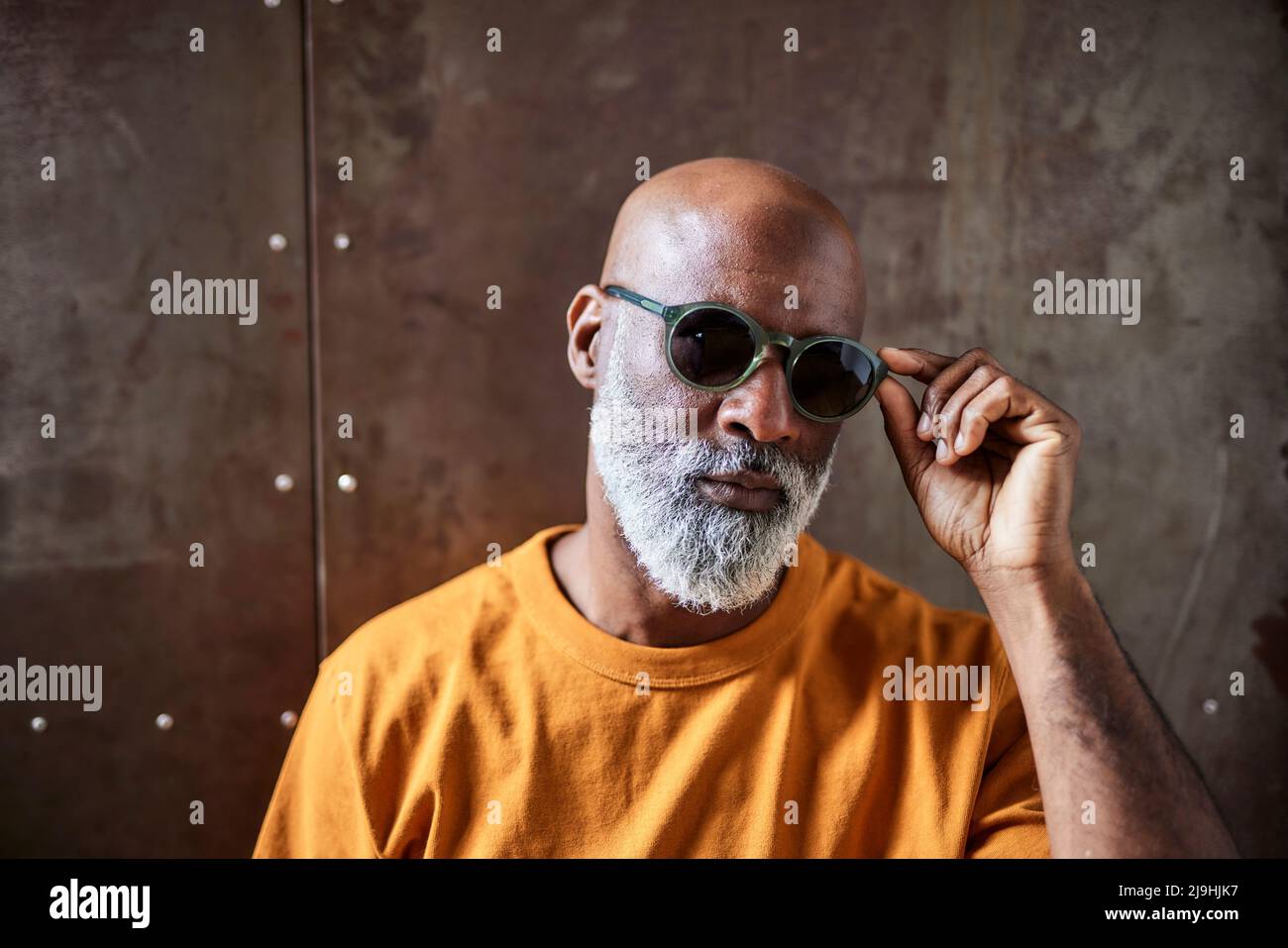 Uomo pelato con occhiali da sole immagini e fotografie stock ad alta  risoluzione - Alamy