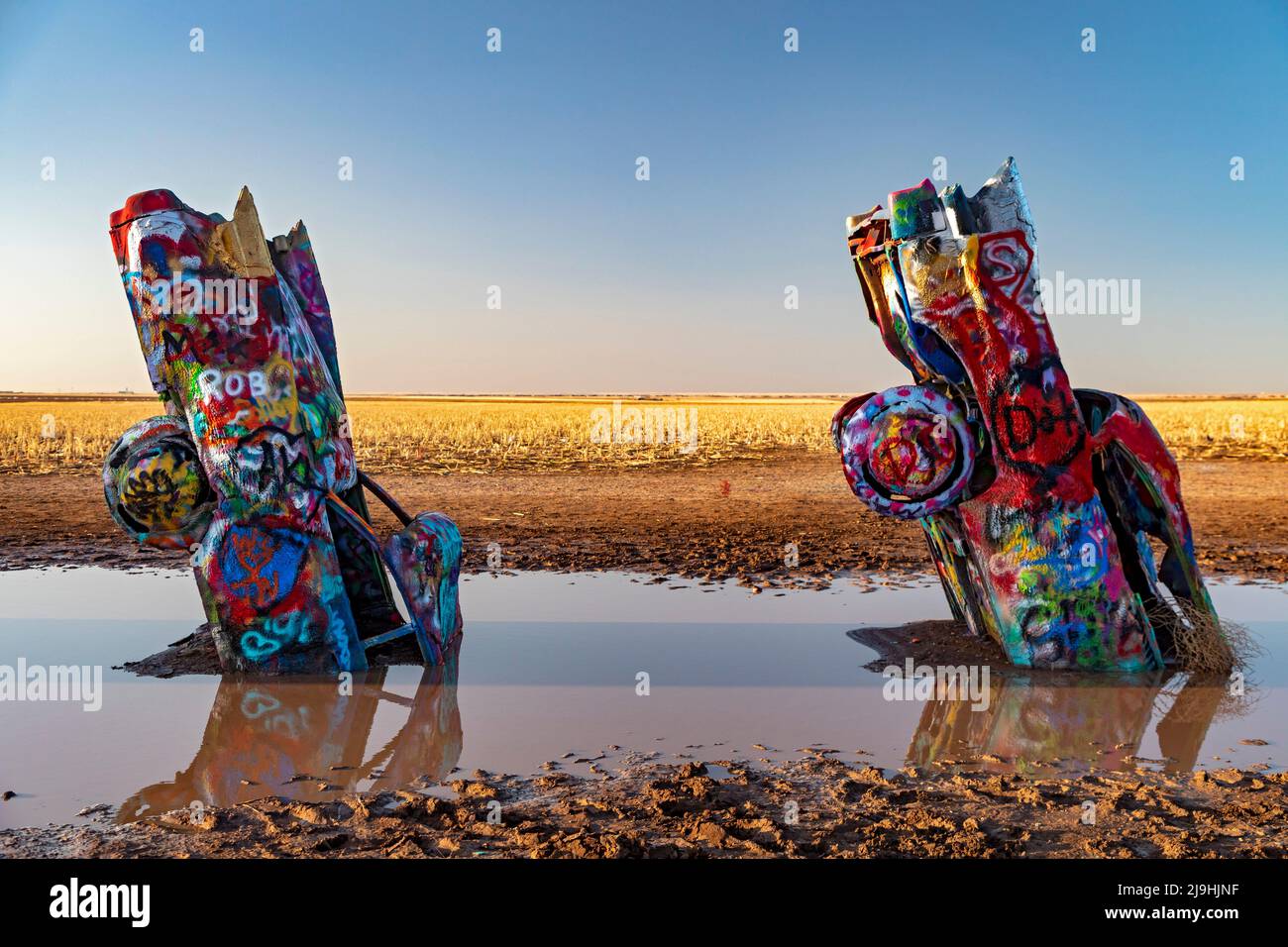 Conway, Texas - Cadillac Ranch, dove 10 Cadillac sono parzialmente sepolti in un campo di fattoria. Dal momento che le automobili sono state installate nel 1974, è diventata una popula Foto Stock