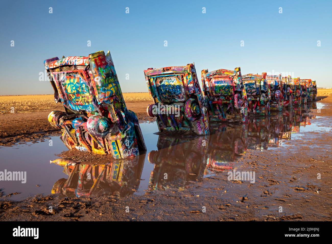 Conway, Texas - Cadillac Ranch, dove 10 Cadillac sono parzialmente sepolti in un campo di fattoria. Dal momento che le automobili sono state installate nel 1974, è diventata una popula Foto Stock