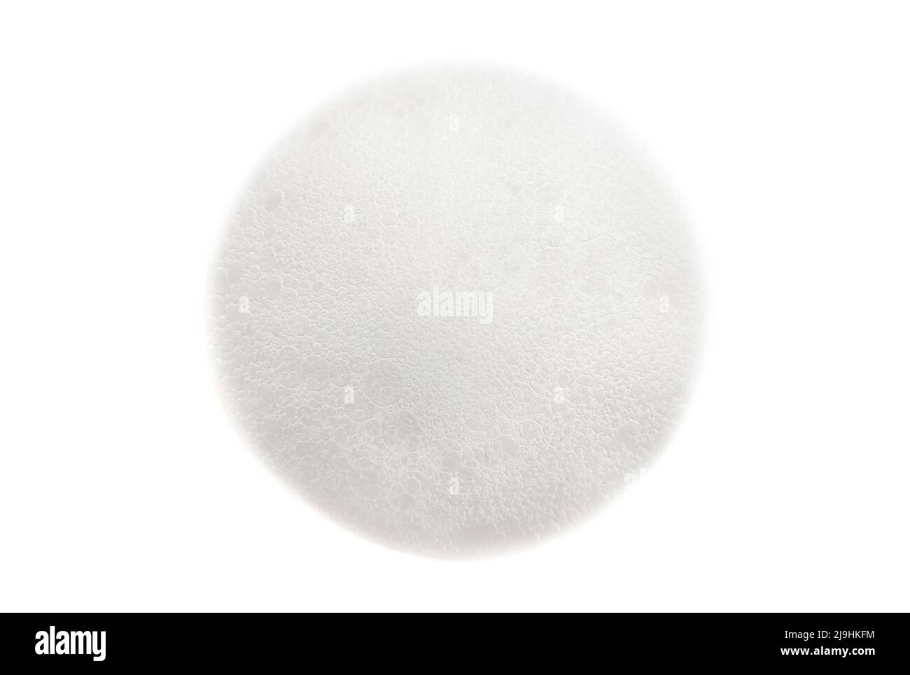 Spruzzi di schiuma rotonda su sfondo bianco. Schiuma di sapone isolamento closeup Foto Stock