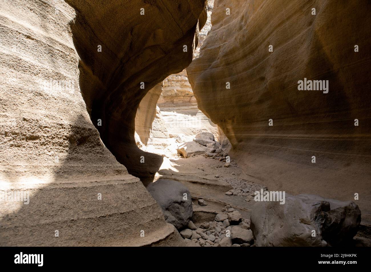 Formazioni rocciose nel deserto in giornata di sole, Grand Canary, Barranco De Las Vacas, Spagna Foto Stock