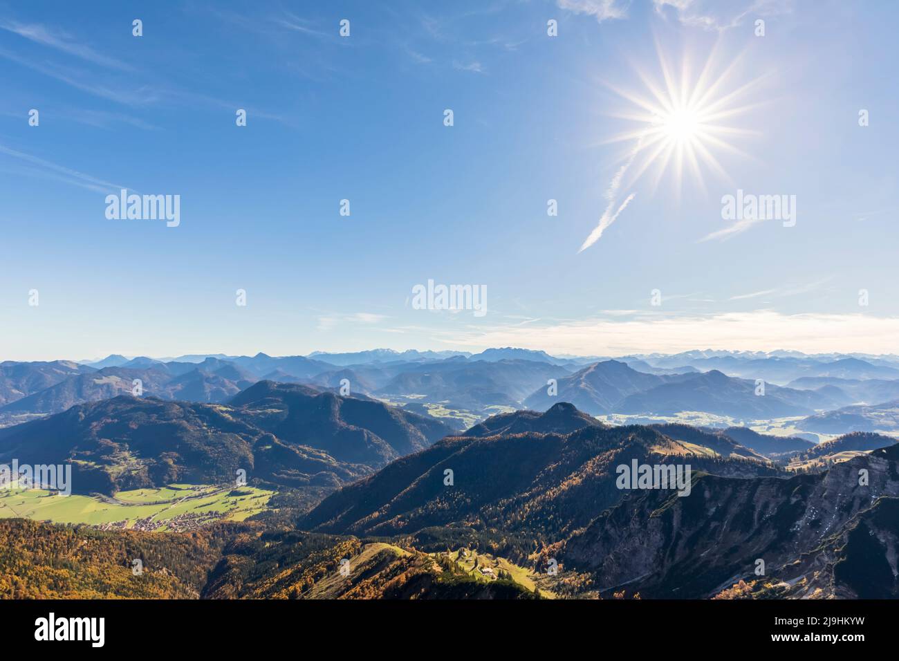 Germania, Baviera, Sole che brilla sulle Alpi del Chiemgau viste dalla cima del monte Geigelstein Foto Stock