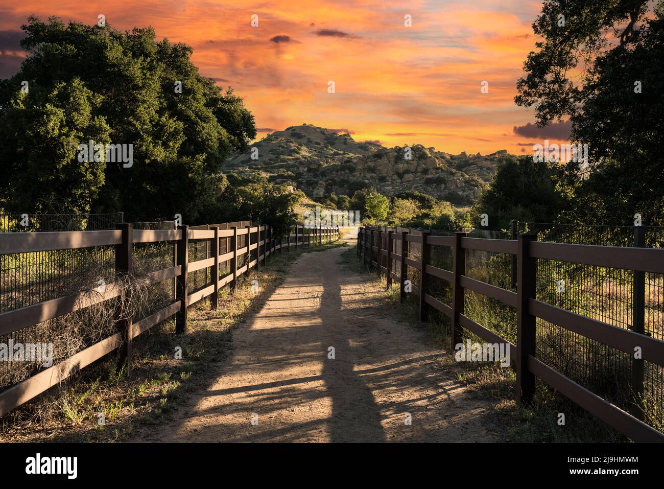 Vista all'alba del sentiero equestre che conduce a Chatsworth Park South nell'area della San Fernando Valley di Los Angeles, California. Foto Stock