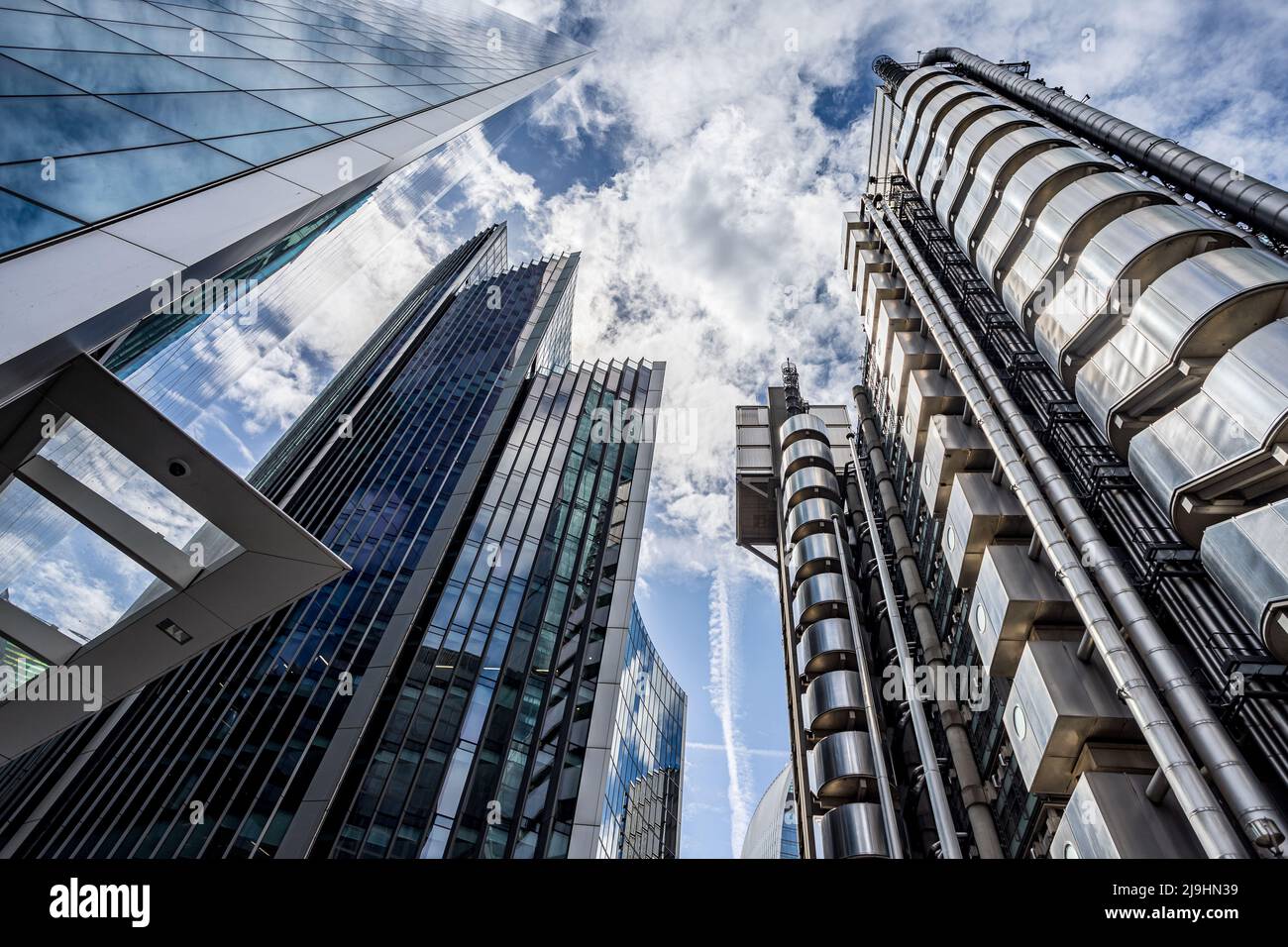 Ammirando il torreggiante Willis Building e il Lloyds of London Building, nel cuore di Square Mile a Londra, visto nel maggio 2022. Foto Stock