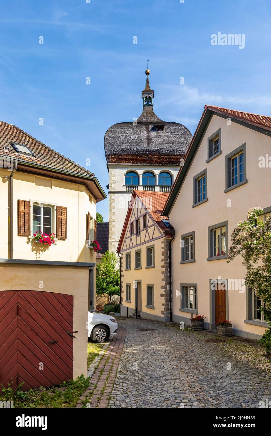 Austria, Vorarlberg, Bregenz, vicolo di Cobblestone con la cappella Martins sullo sfondo Foto Stock