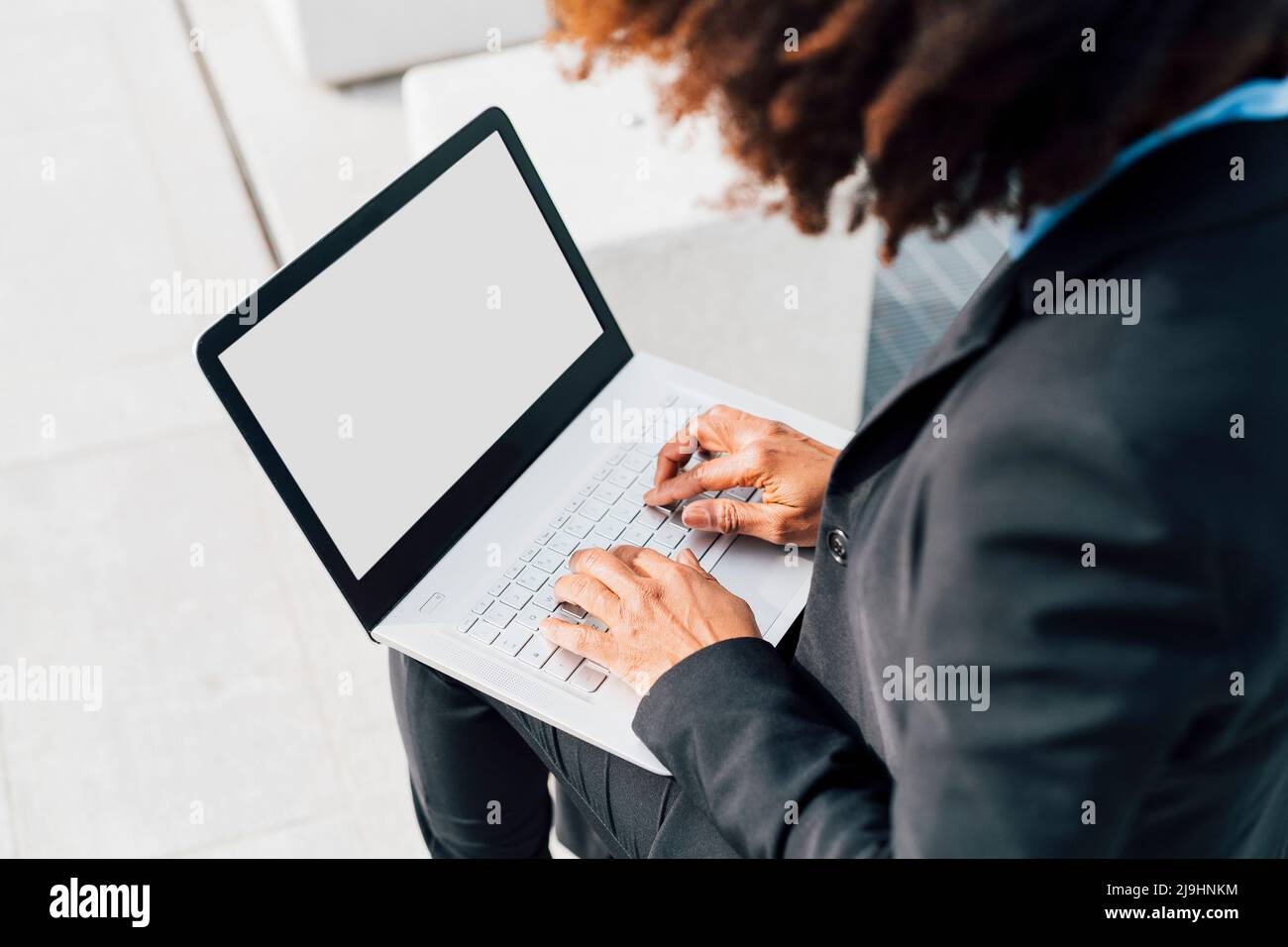 Donna d'affari matura che digita sul laptop Foto Stock
