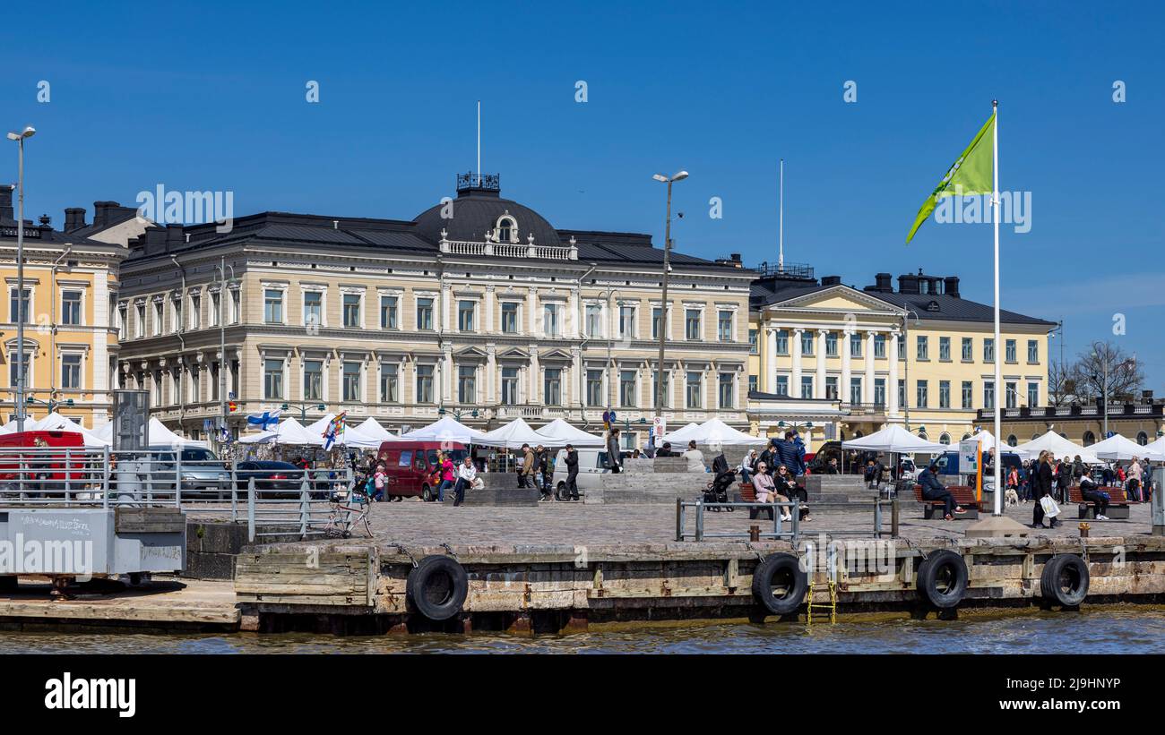 I turisti godono di una calda giornata estiva sulla Piazza del mercato di Helsinki Foto Stock