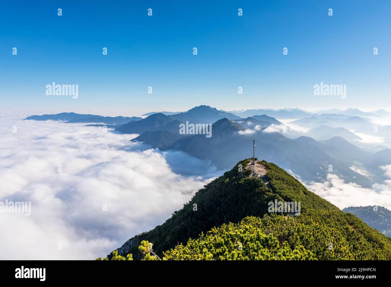 Germania, Baviera, vetta del monte Herzogstand con nebbia fitta sullo sfondo Foto Stock
