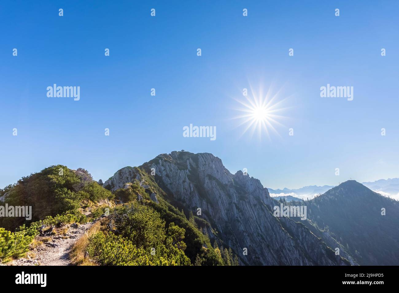 Germania, Baviera, sole estivo che splende sulla cima del monte Herzogstand Foto Stock