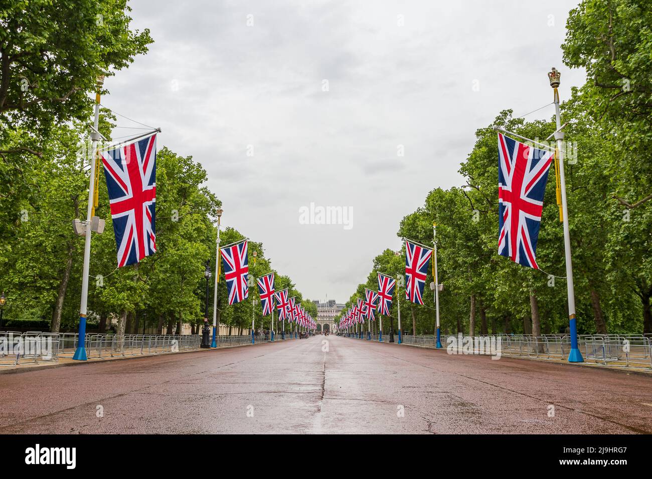 Guardando verso il Mall Admiralty Arch durante i preparativi per le celebrazioni del Queens Platinum Jubilee, in linea con le bandiere Union Jack nel maggio 2022. Foto Stock