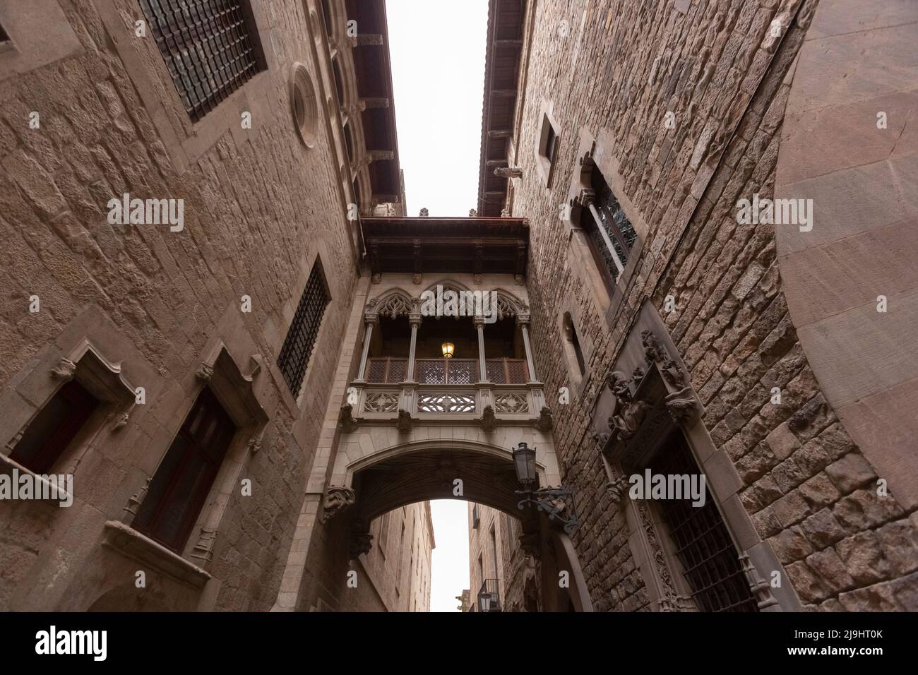 Spagna, Provincia di Barcellona, Barcellona, passaggio sopraelevato che collega due edifici nel quartiere Gotico Foto Stock