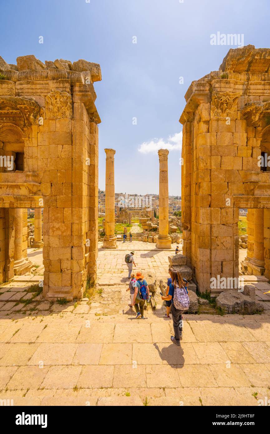 Propylaeum del Santuario di Artemide a Jerash guardando verso Cardo Maximus Foto Stock