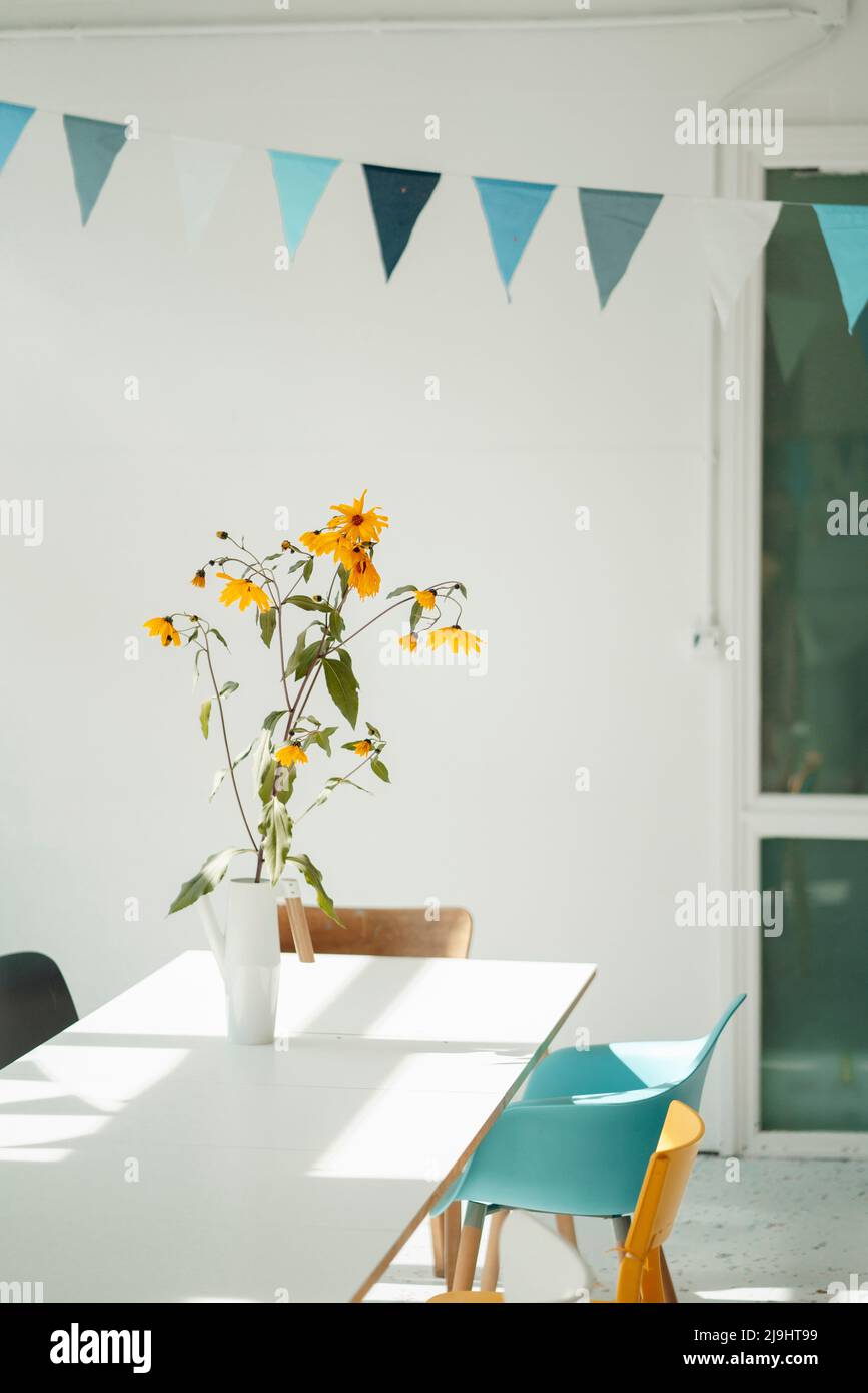 Vaso di fiori alla scrivania presso l'ufficio Foto Stock