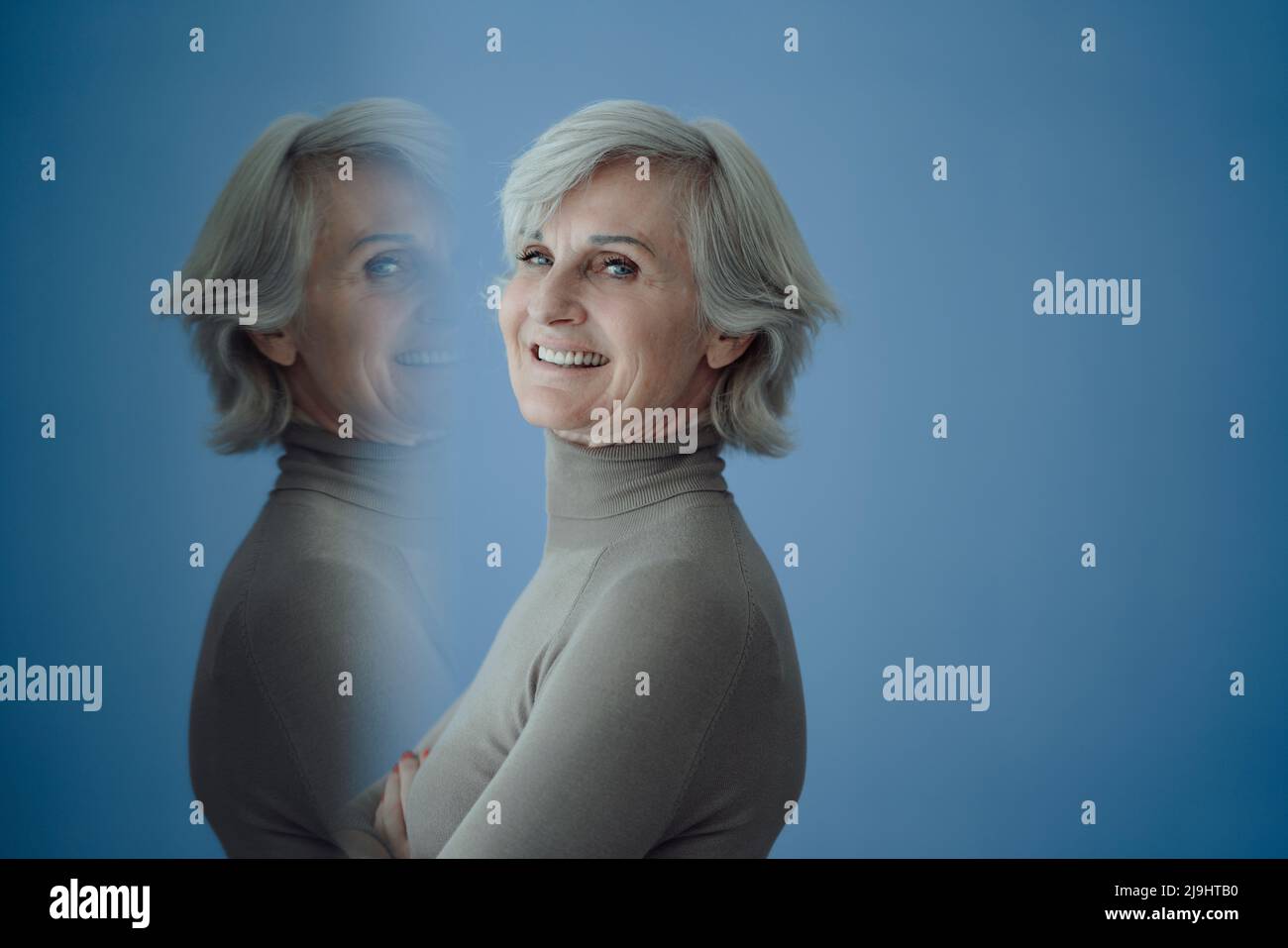 Esposizione multipla della donna anziana su sfondo blu Foto Stock