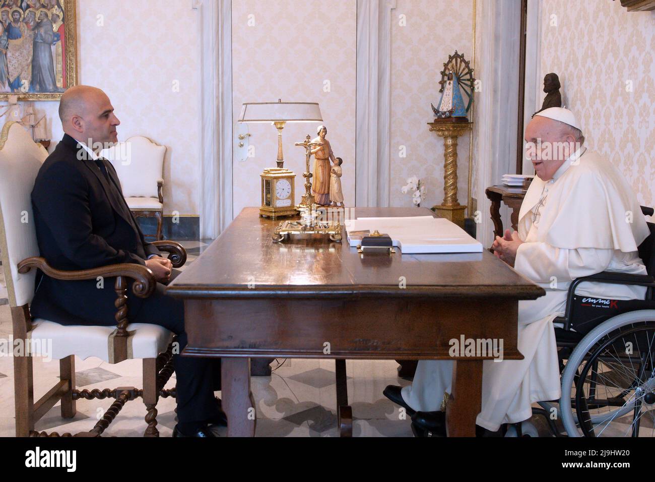 Città del Vaticano, Vaticano. 23 maggio 2022. Papa Francesco incontra il Presidente del Governo della Repubblica del Nord Macedonia, Dimitar Kovachevski, durante un'udienza privata nel Palazzo Apostolico. (Foto di Vatican Media). Credit: Media Vaticani/Picciarella/Alamy Live News Foto Stock